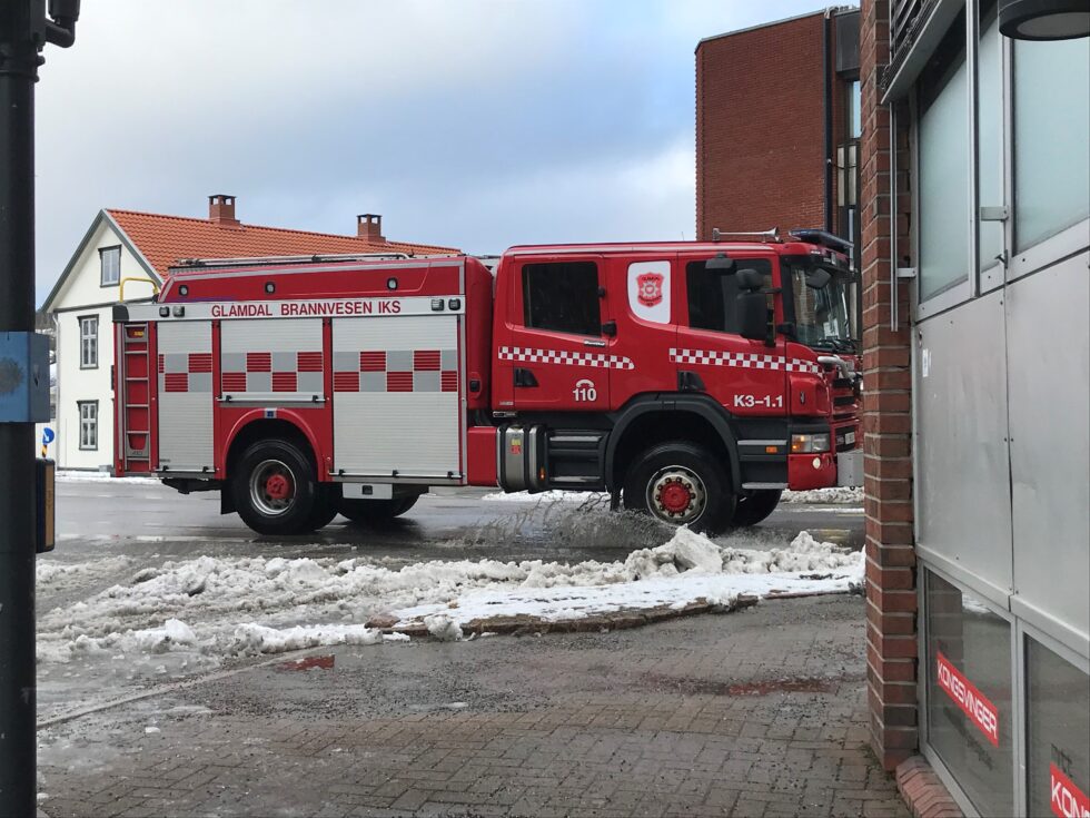 Både brannvesen og politi rykket ut til bilbrannen langs riksveg 2 i natt.