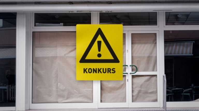 Antall konkurser steg med 40 prosent i første kvartal.