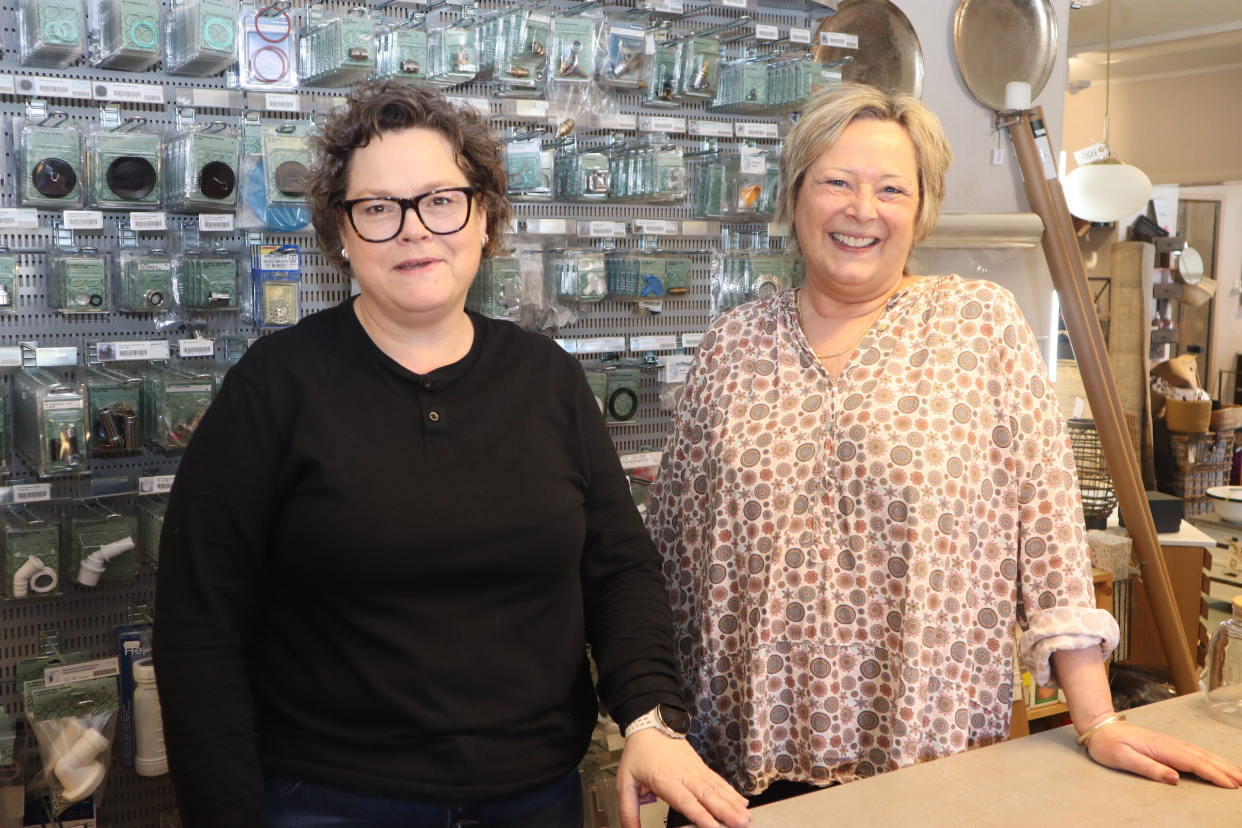Bak disken i butikken jobber Ida Kraft og Marit Trandem.