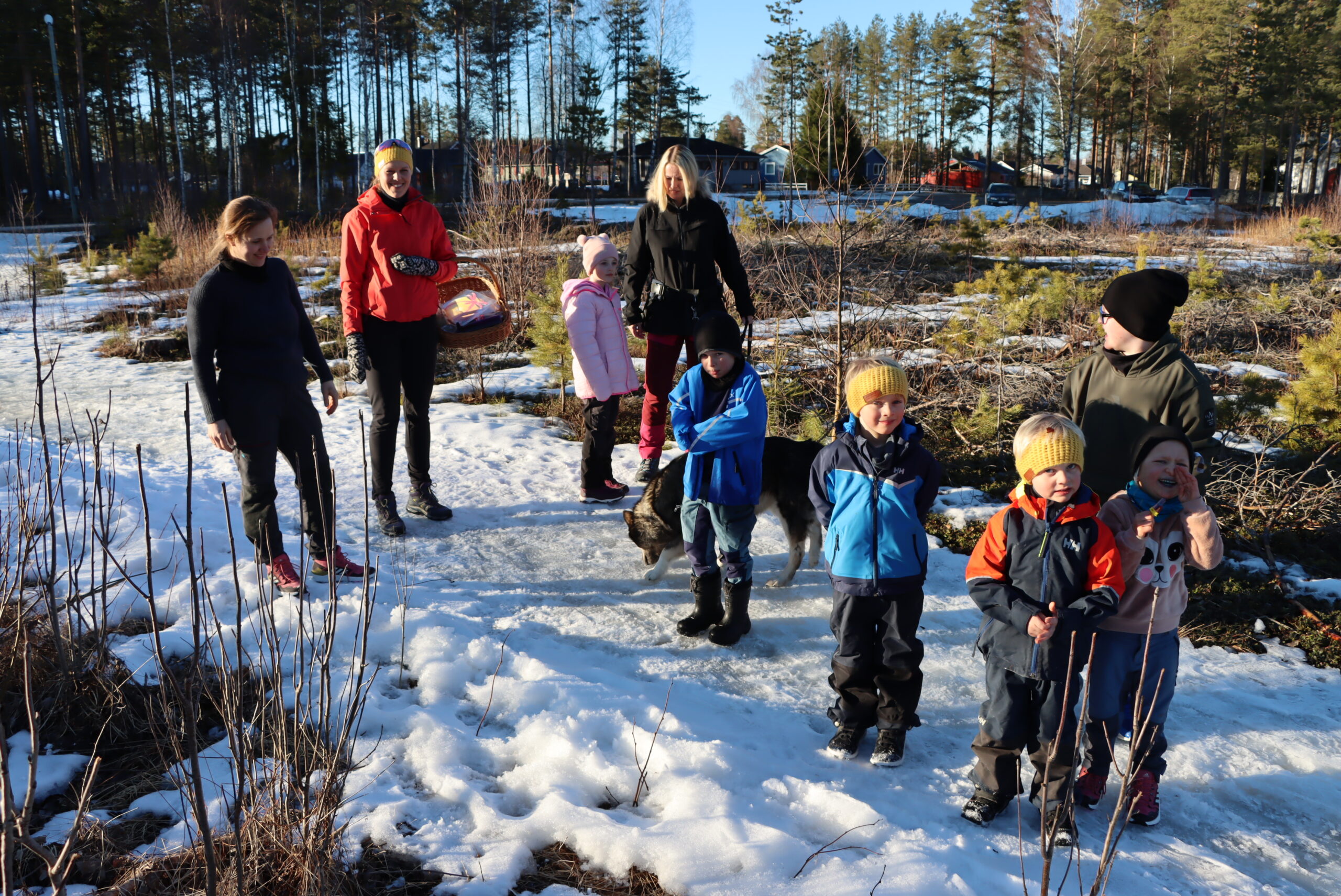Andrea Ingelsrud var langt ifra alene. Ute på tur var også Karoline Haugen (i rødt t.v.), Thea Mobrenna, Kristin Sjøli, Sigvart Ingelsrud, Milian Melbye, Rayan Akin, Iver Melbye og Sigrid Ingelsrud.
