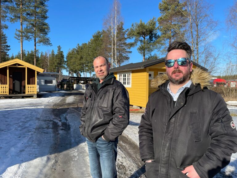 Kjell-Roger Andersen (t.v.) og Thomas Langås priser seg lykkelige over at ikke menneskeliv eller dyreliv gikk tapt i den dramatiske campingvognbrannen på Montebello.