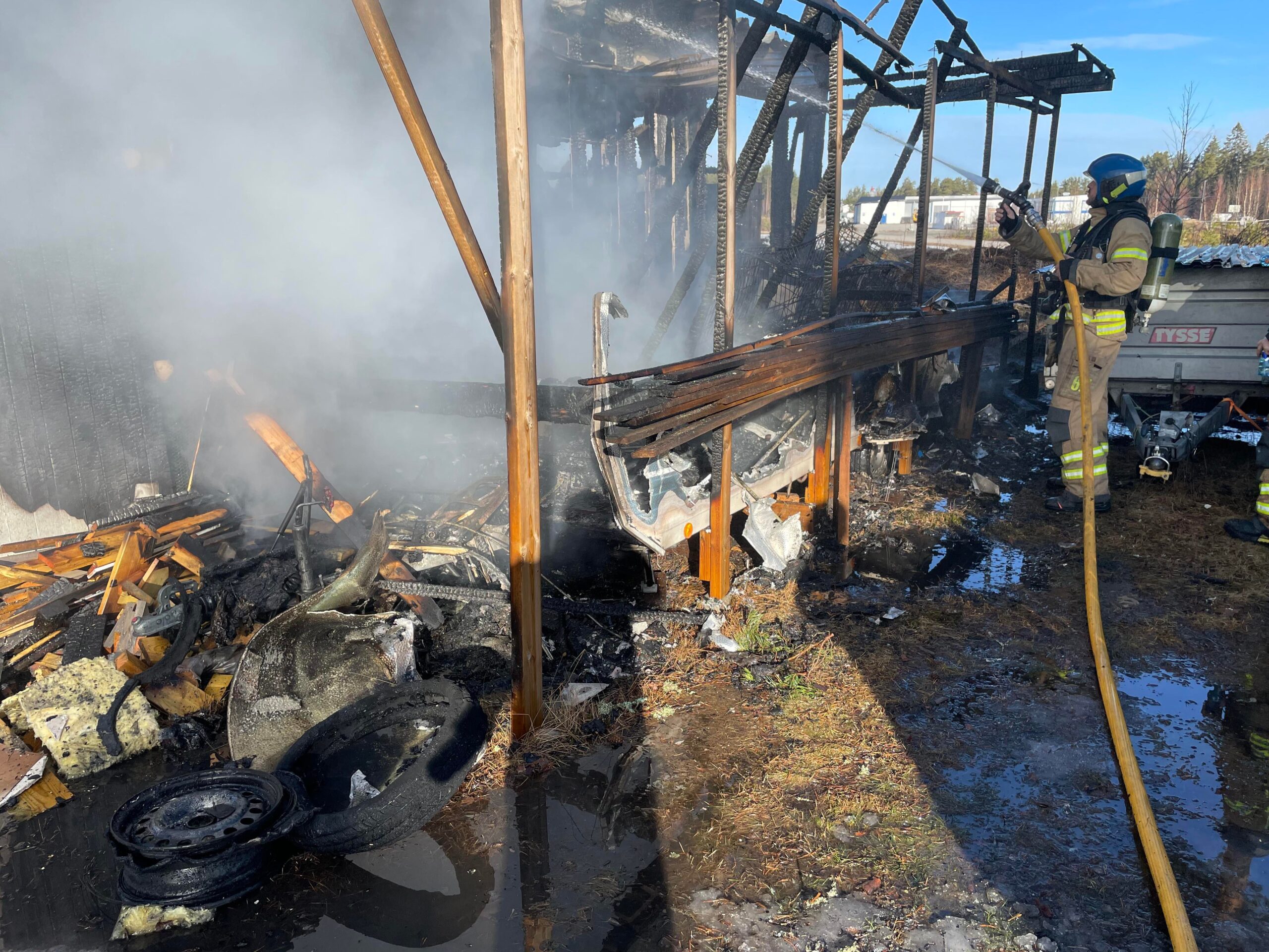 Campingvogna og spikerteltet var helt utbrent.