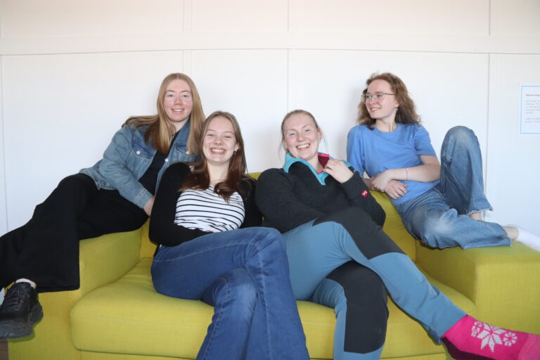 Aurora Sørli Grande (t.v.), Maia Langbrumoen Rinden, Tora Torkeldsdatter Strøm, Yrja, Margretha Walter, smiler for å gi ut musikk. IKKE PÅ BILDET: Clara Elida Kvesetberget.