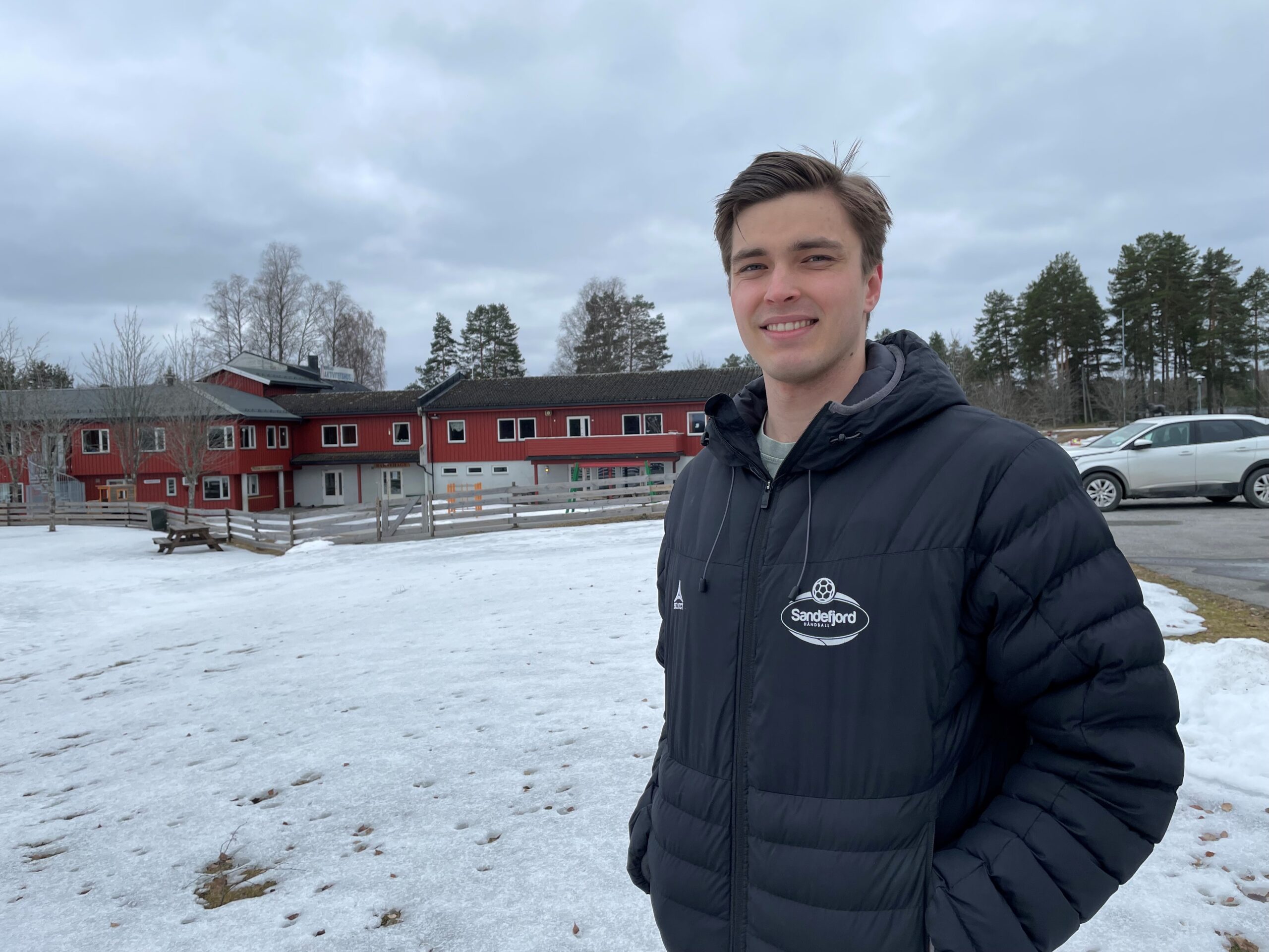 Tilbake til der alt startet. På idrettsplassen på Matrand er Anders lommekjent.