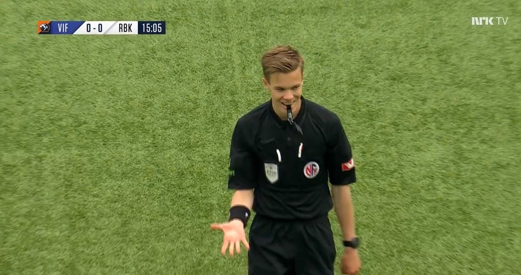 Johan har et hårete mål om å dømme i Champions League. Her er han hoveddommer i kampen mellom Vålerenga og Rosenborg i Toppserien.