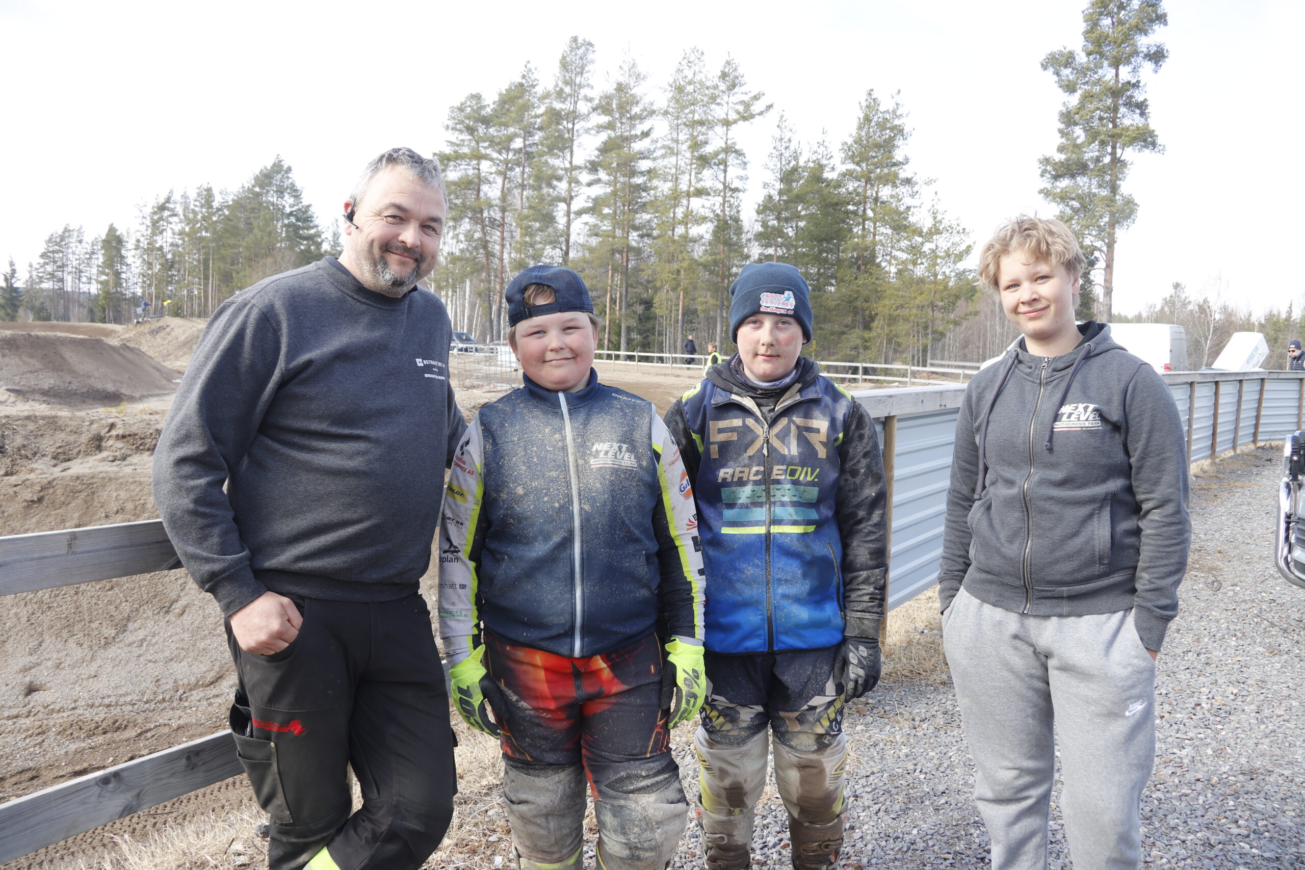Leder i Eidskog MX, Eivind Halle (t.v.), Jonas Halle, Max Herman Melby, og Tiril Ottesen er alle medlemmer i klubben.