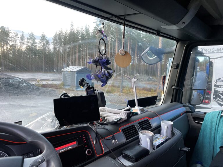 Sikthindrende gjenstander var noe av det Statens vegvesen oppdaget under en kontroll på Magnormoen onsdag.