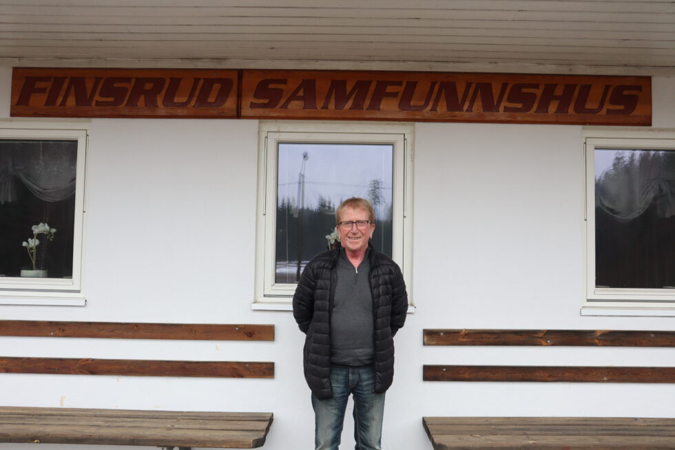 Steinar Bjørndalen foran Finsrud samfunnshus.