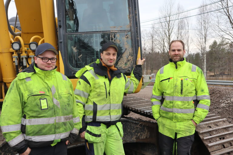 Tre av de som har vært med på å jobbe gjennom natta for å få veien klar.<br>F.v. Philip Bakken, Kent Strømstad og Håkon Aanerud
