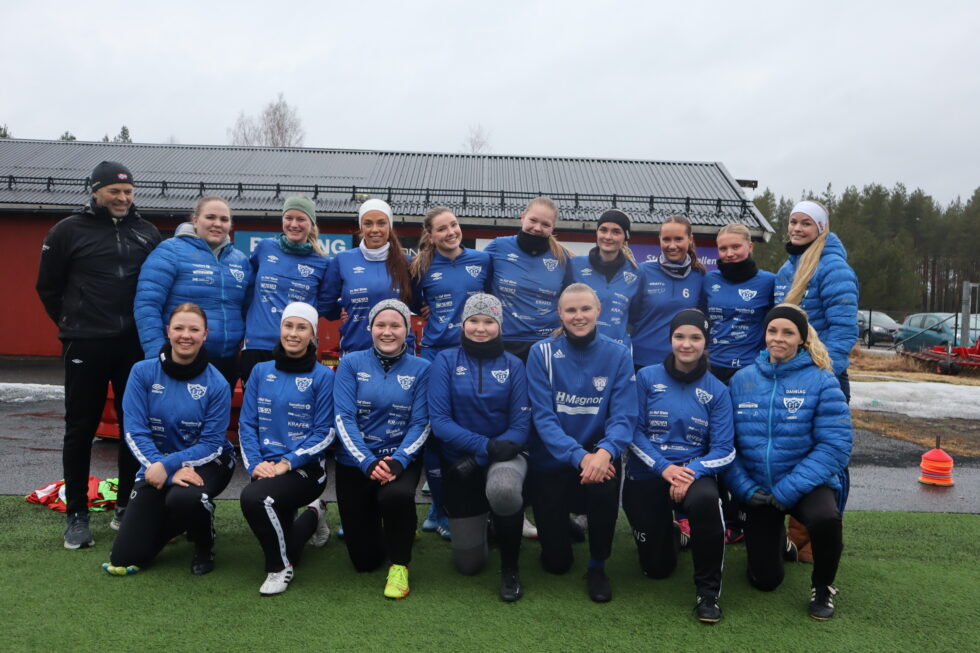 Eidskog Fotball Kvinner klare for sesongen som venter.Øverst fra venstre: Odd-Uno Fjeld, Anna Trandem, Madeleine Rønning, Ingrid Nylend, Eira Grønnerud Haugen, Clara Johansen, Hedvig Bonnerud, Amalie Brandvold-Jullum, Frida Lystadmoen, Anniken Nylend.Nederst fra venstre: Madeleine Olsen, Christine Dalsjø Fredriksen, Ida Rebekka Bjørge, Vilde Østad Olsen, Tina Skogheim, Fride Nilsen Sæter, Maiken Malmer.