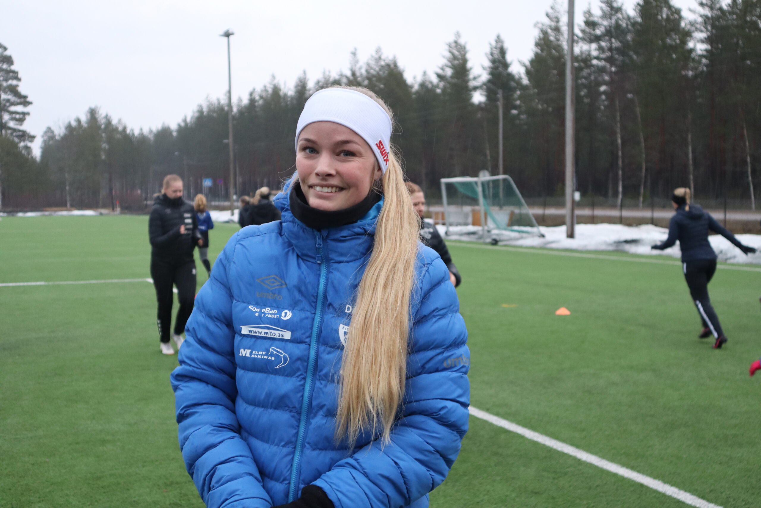 Anniken Nylend blir nå og se på krykker i 3 måneder, og vil ikke rekke denne sesongen som spiller, men håper å være tilbake på banen neste år.