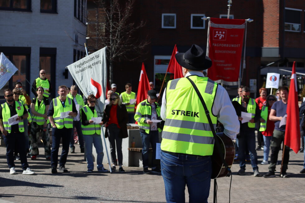 Folk sang med på sangen til trubaduren Bernt Torp "Vi vil ha penger nå".