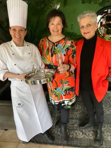 Maxine Lindkjølen, Anne Kristin Lindkjølen og Solveig Grepperud inviterer til mat og motevisning på Matrand.