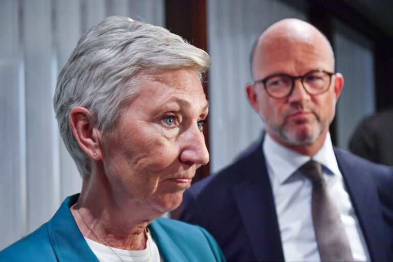 NHO-direktør Ole Erik Almlid og LO-leder Peggy Hessen Følsvik møter pressen for å fortelle om resultatet.
