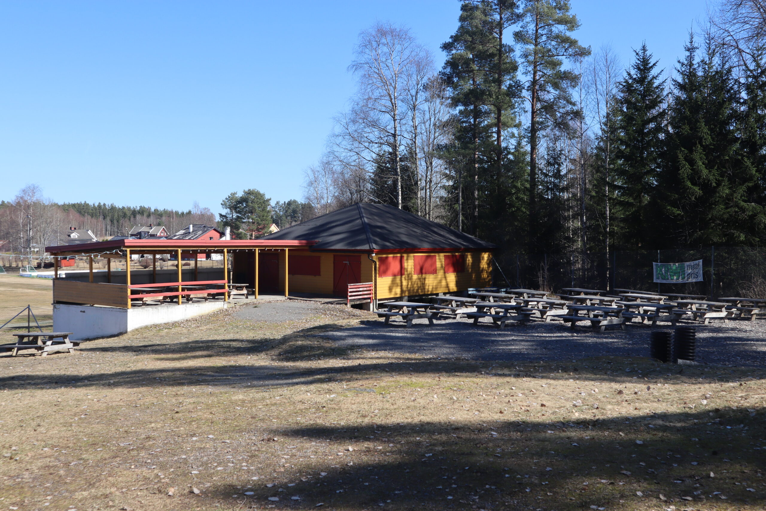 Nede på Puben vil det også være levende musikk under festene i folkeparken på Skotterud.