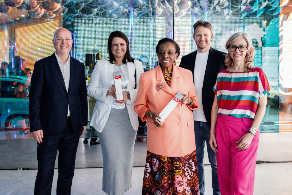 Fra venstre: Lutz Dietzold, administrerende direktør for det tyske designrådet (Rat für Formgebung), Marianne Preus Jacobsen, prosjektleder i Vestre AS, prisvinner Marva Griffin, designnestor og har etablert SaloneSatellite, Bjørn Fjellstad, konsernleder i Vestre AS, Nicole Srock Stanley, medlem av formannskapet i det tysk designrådet.