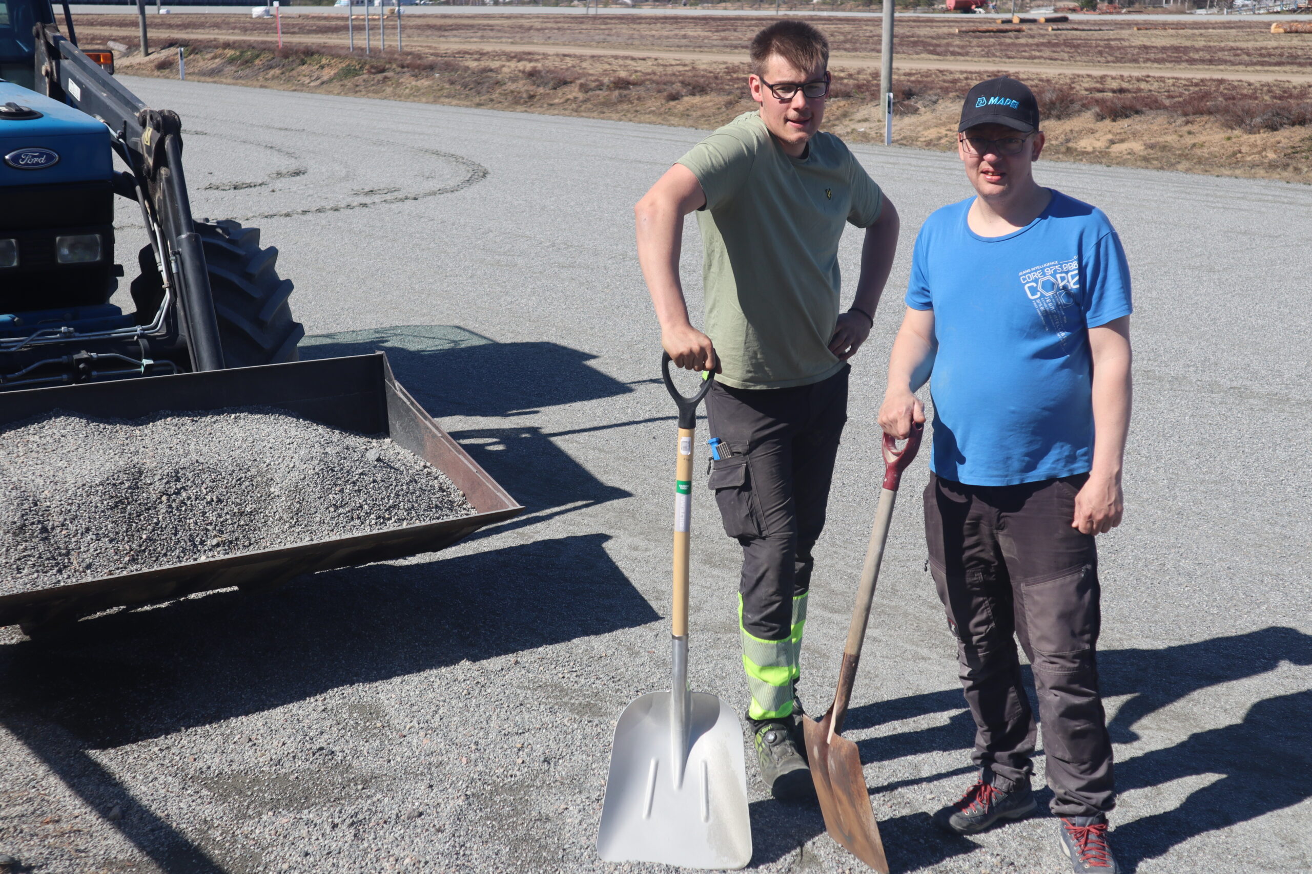 Fra venstre: Anton Olstad og Kenneth Brenden var også med på dugnaden på Magnor Travbane. Kenneth Brenden stiller til start med to hester på 1. mai løpet.