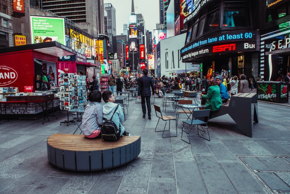 FRA MAGNOR TIL TIMES SQUARE. Vestres karakteristiske utemøbler har blant annet inntatt Times Square i New York. Nå er produsenten med fabrikk på Magnor nominert til eksportpris.