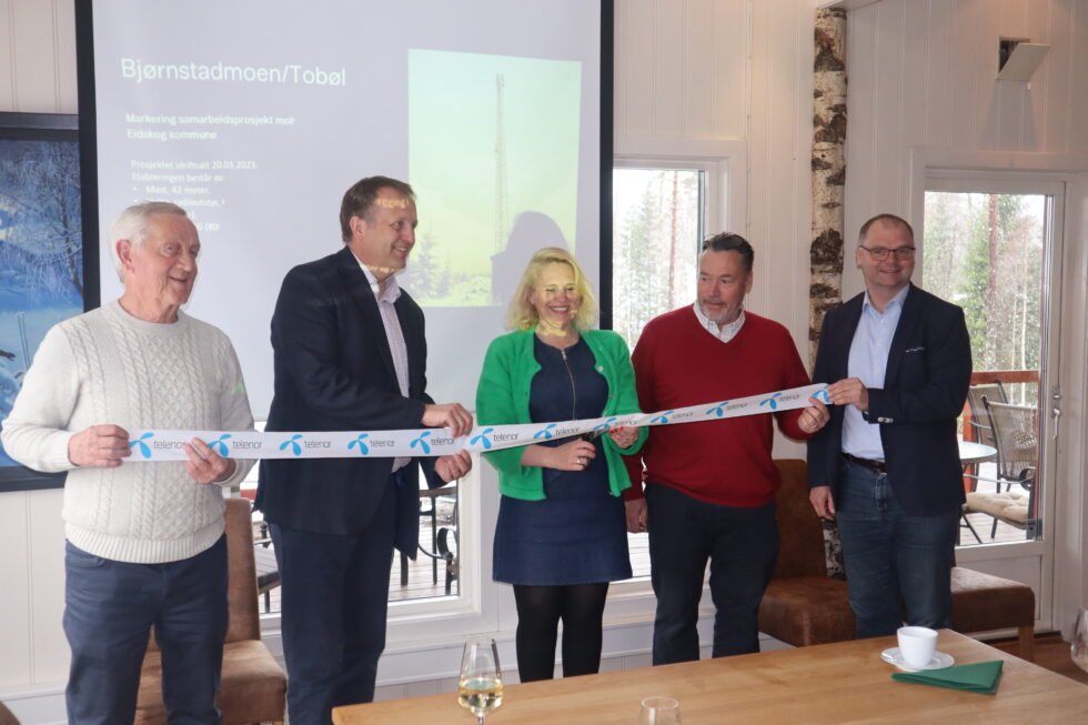 Åpningen av den siste av i alt sju mobilmaster ble markert med snorklipping onsdag. Fra venstre: Geir Melby, Arne Quist Christensen i Telenor, Kamilla Thue, Espen Fjeldbu og Pål Lukashaugen fra Telenor.
