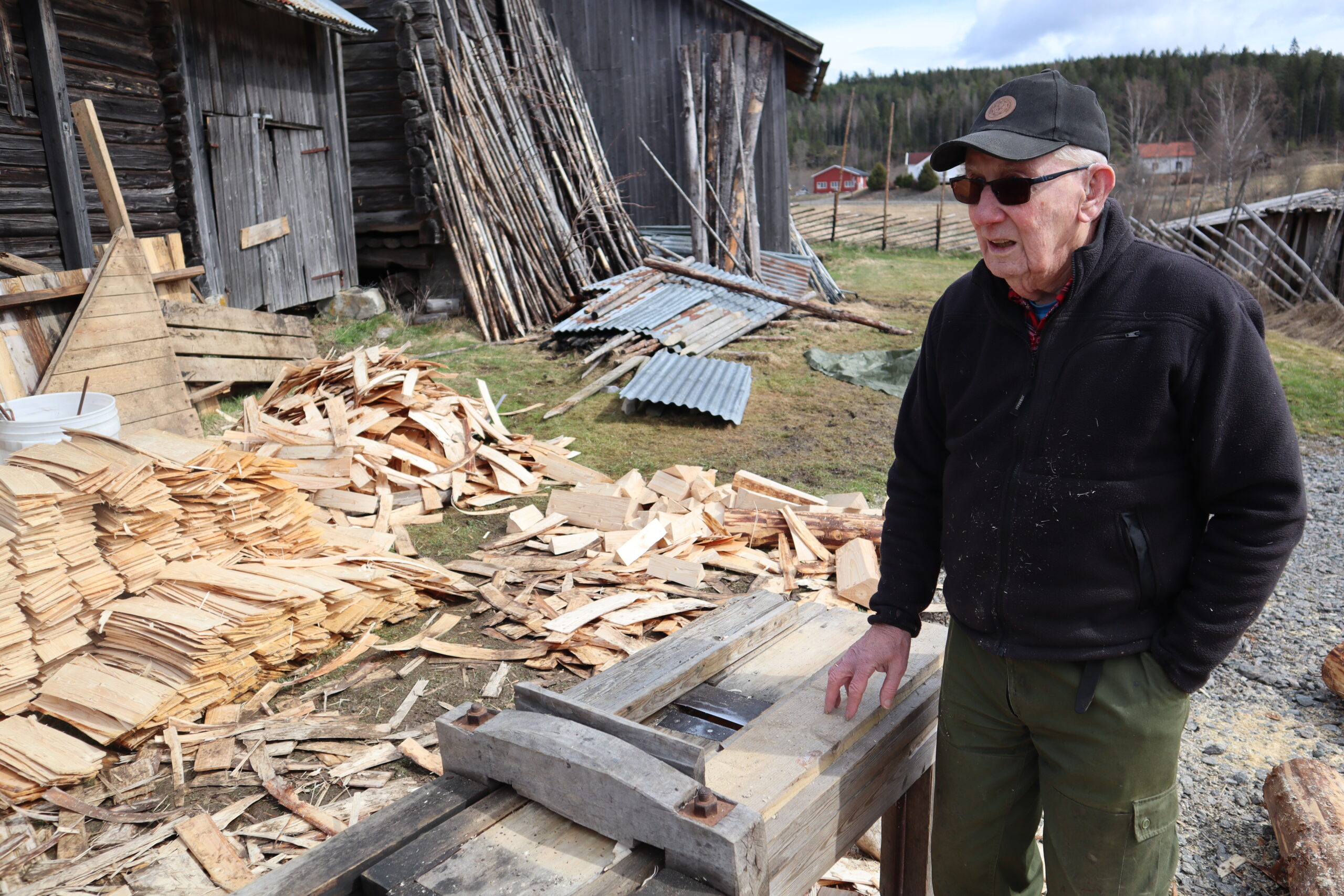 Kåre Delviken har deltatt i dugnadsarbeidet på Almenninga. Her viser han fram stikkehøvelen som har blitt brukt til å høvle de cirka 4500 stikkene som dekker taket.