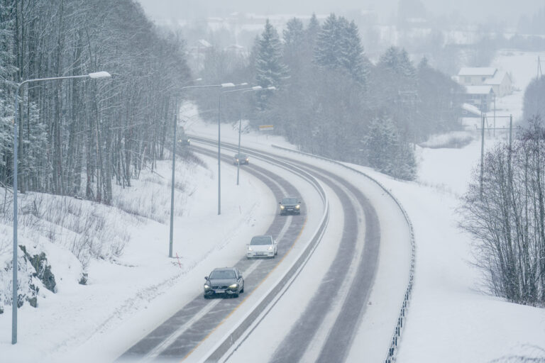 Det ventes mye nedbør 1. mai. På enkelte steder kan det komme som snø.