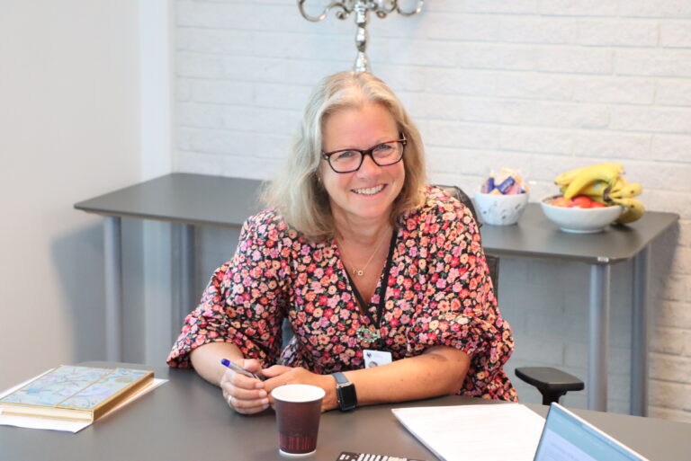 Det er ikke enkelt å ha nok helsepersonell til sommeren, og helsesjef Evy Anne Vestli Heggen oppfordrer enda flere til å søke.