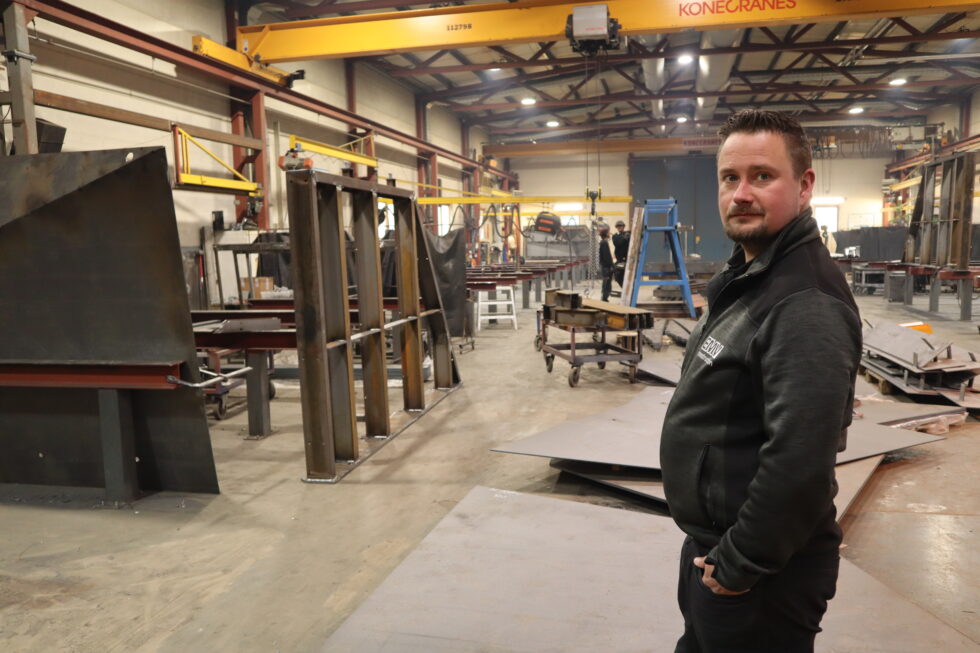 I den store produksjonshallen hos EMV Constructions på Magnor foregår produksjonen av balkongene. Prosjektleder Fredrik Bentengen Foseid forteller at det har vært et krevende prosjekt, men samtidig veldig lærerikt.