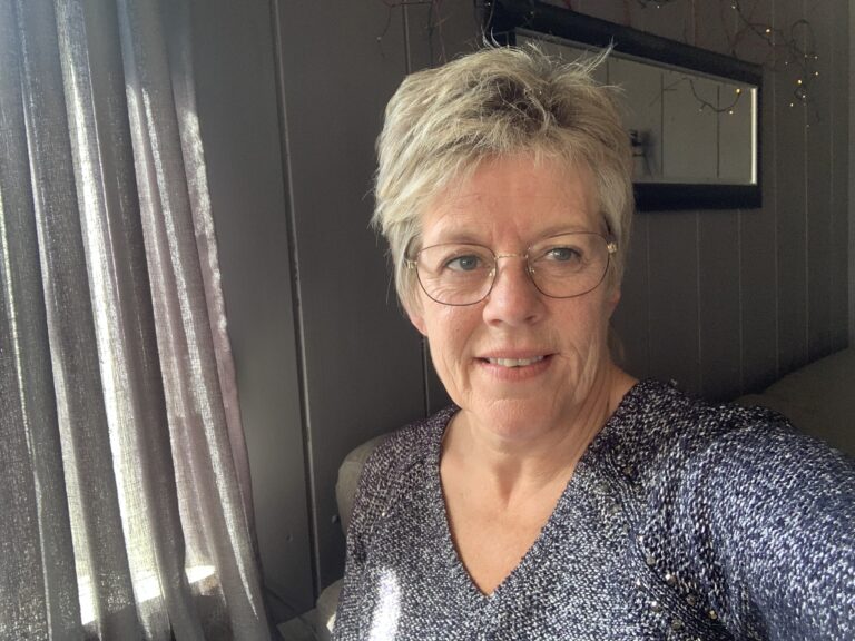 Brit Nina Ånerud, leder i Eidskog Jeger og fiskeforening ser en økning i antall jenter som tar jegerprøva i den lokale foreningen.