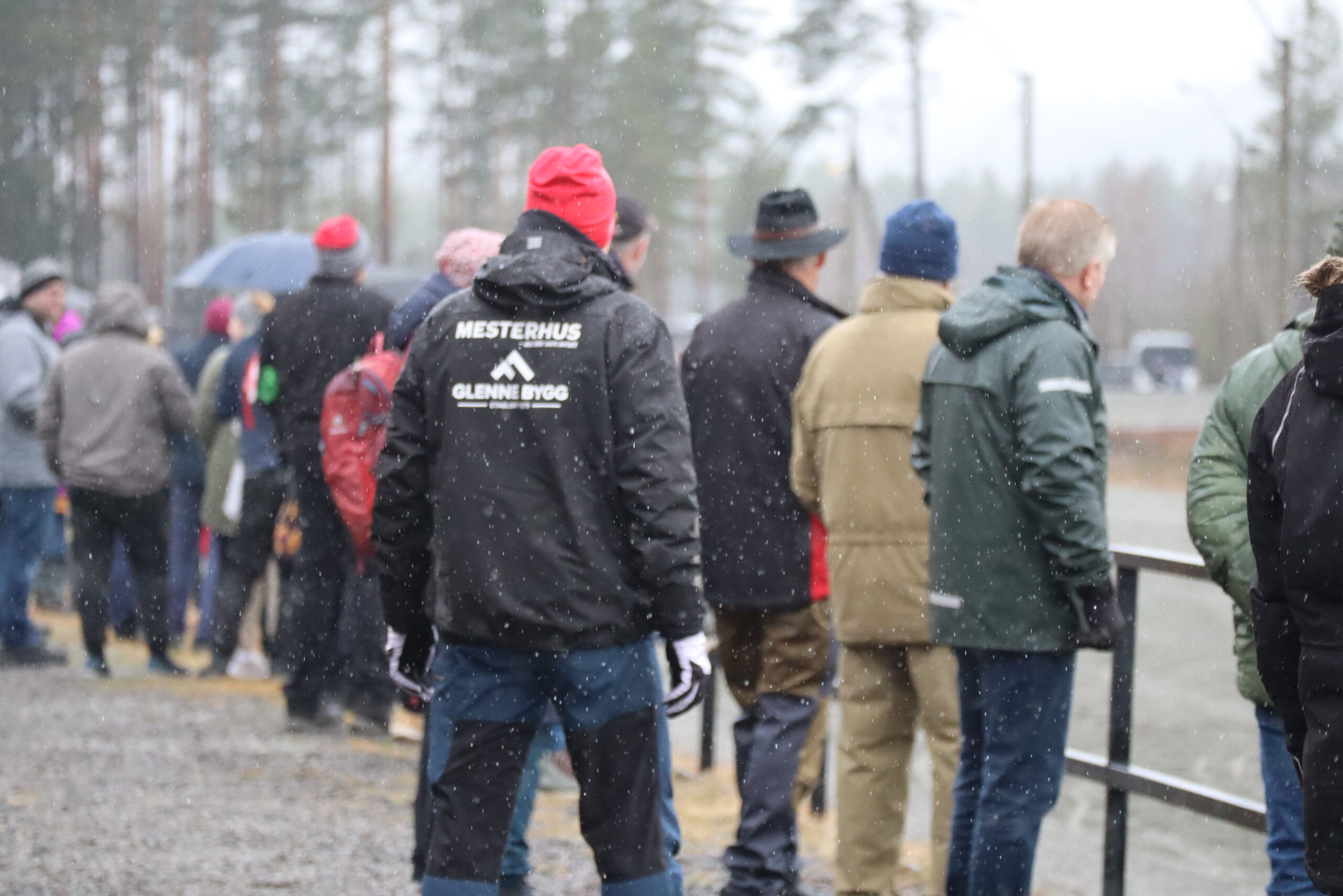 Publikum følger spent med på hvem som kommer først ut av siste svingen.