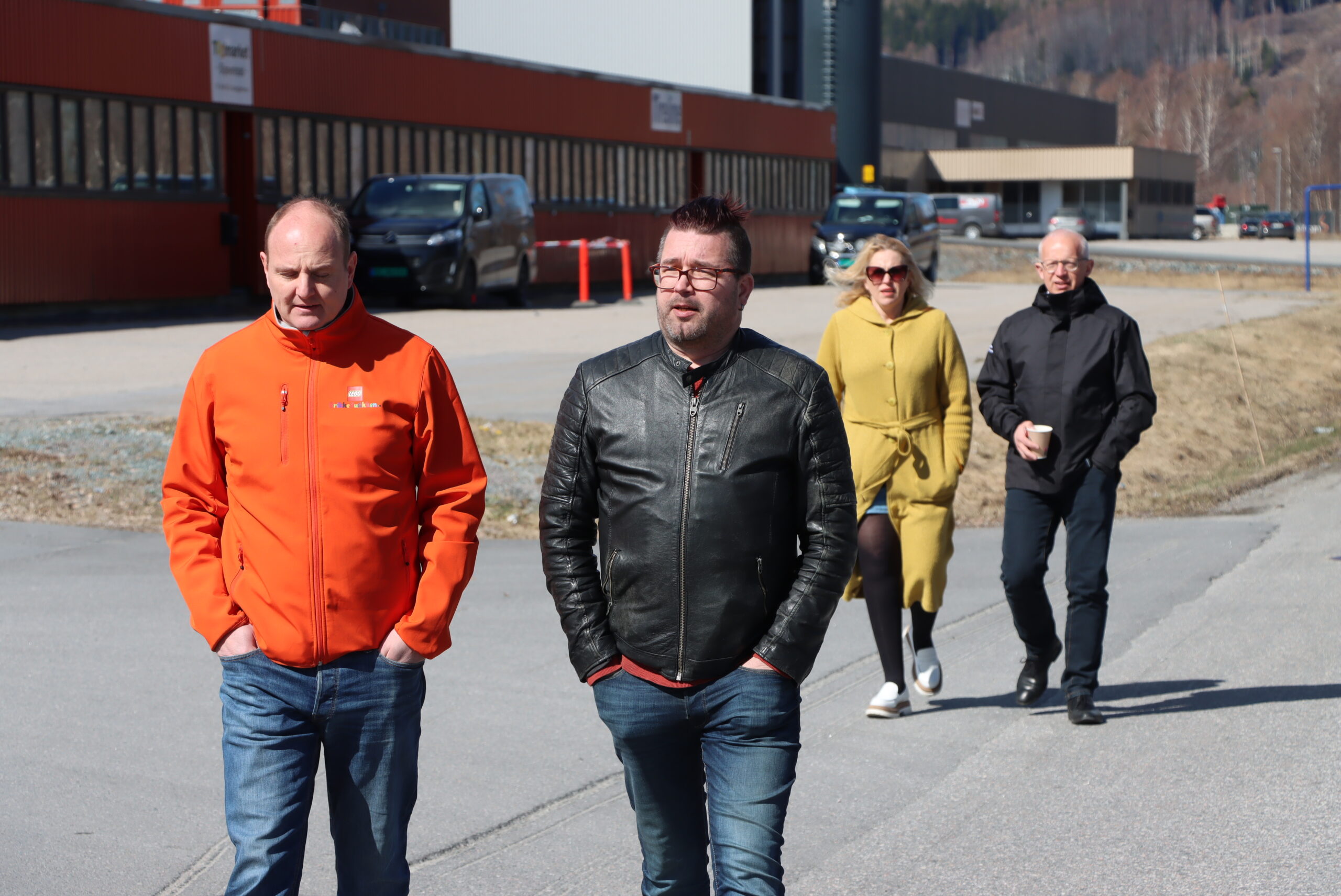 Vegard Flaamo (t.v.), som er eier og driver av Brikkebutikken, vil ha med kommunen på laget for å gjøre Brikkebutikken til et samlingspunkt. Her i dialog med varaordfører Tommy Smedtorp.
