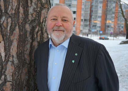Stein Tronsmoen er glad for at reisende i Innlandet kan kjøre rimelig med bussen i juli.