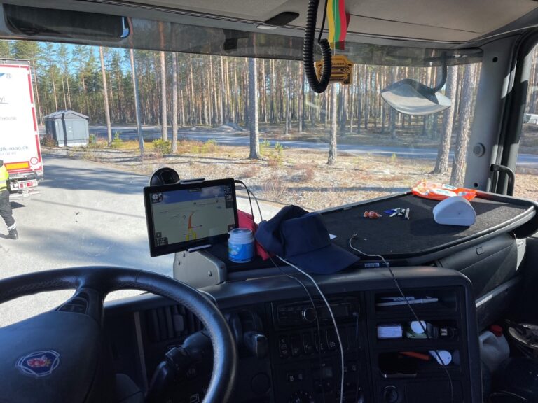 Sikthindrende gjenstander som øker blindsone var noe en svensk lastebil fikk bruksforbud for.