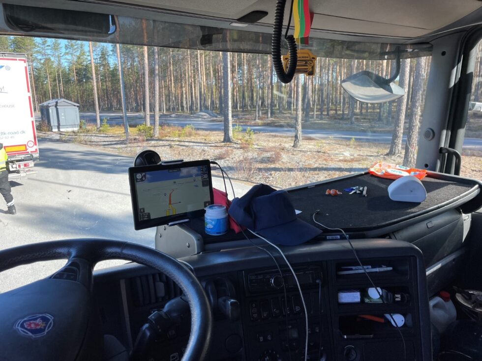 Sikthindrende gjenstander som øker blindsone var noe en svensk lastebil fikk bruksforbud for.