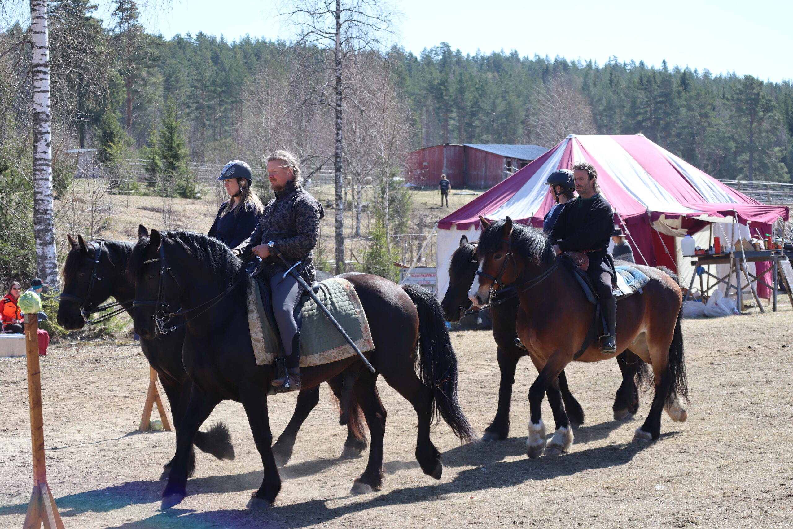 Majestetisk inngang for flere av deltagerne under årets turnering.