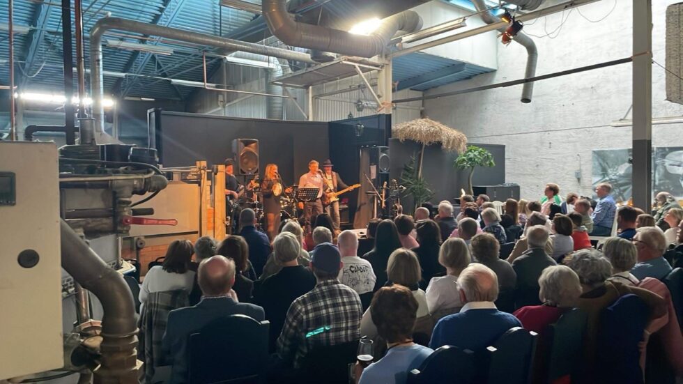 Geir Vestli (f.v..) June Rønhovde og Botan på scenen på glassverket.