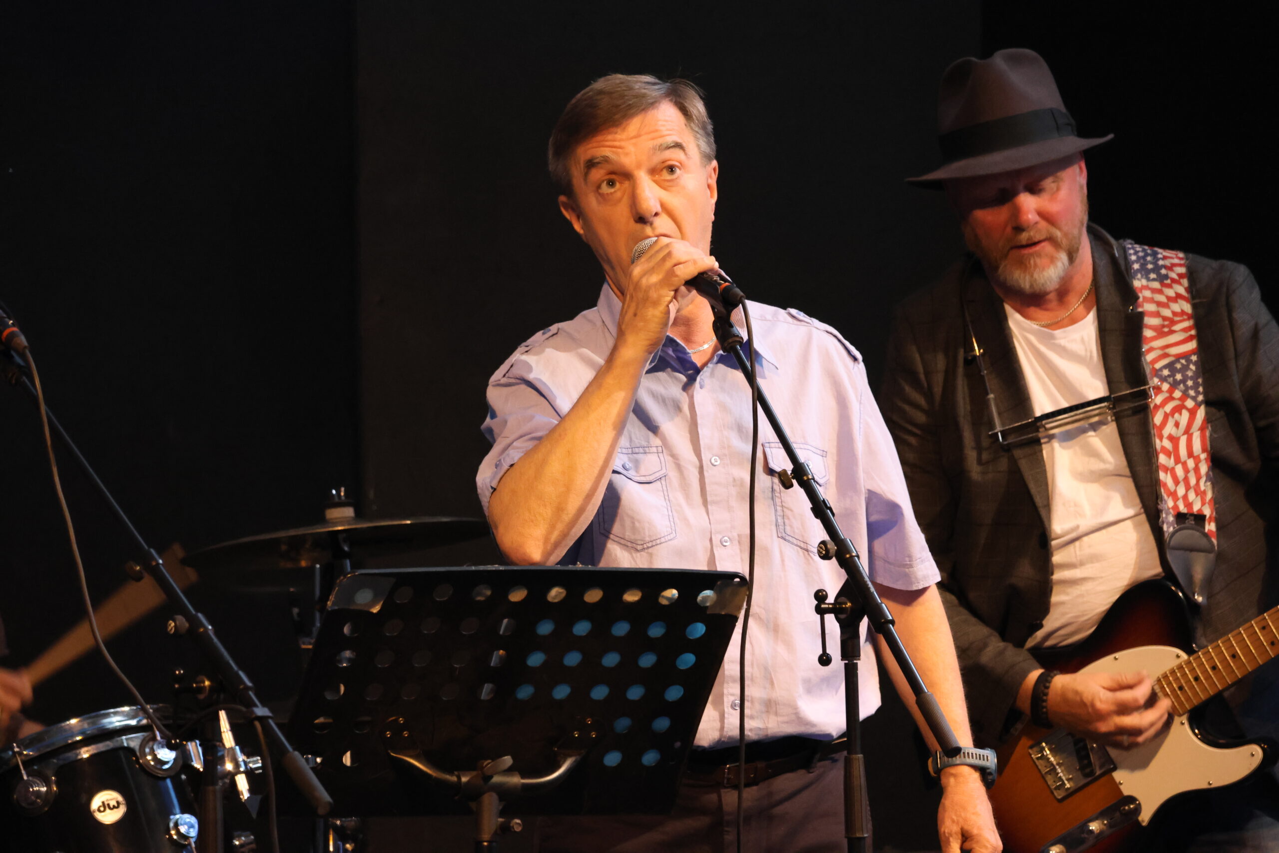 Egil Bentengen sang blant annet Fröken Fräken på glassverket. Botan på gitar.