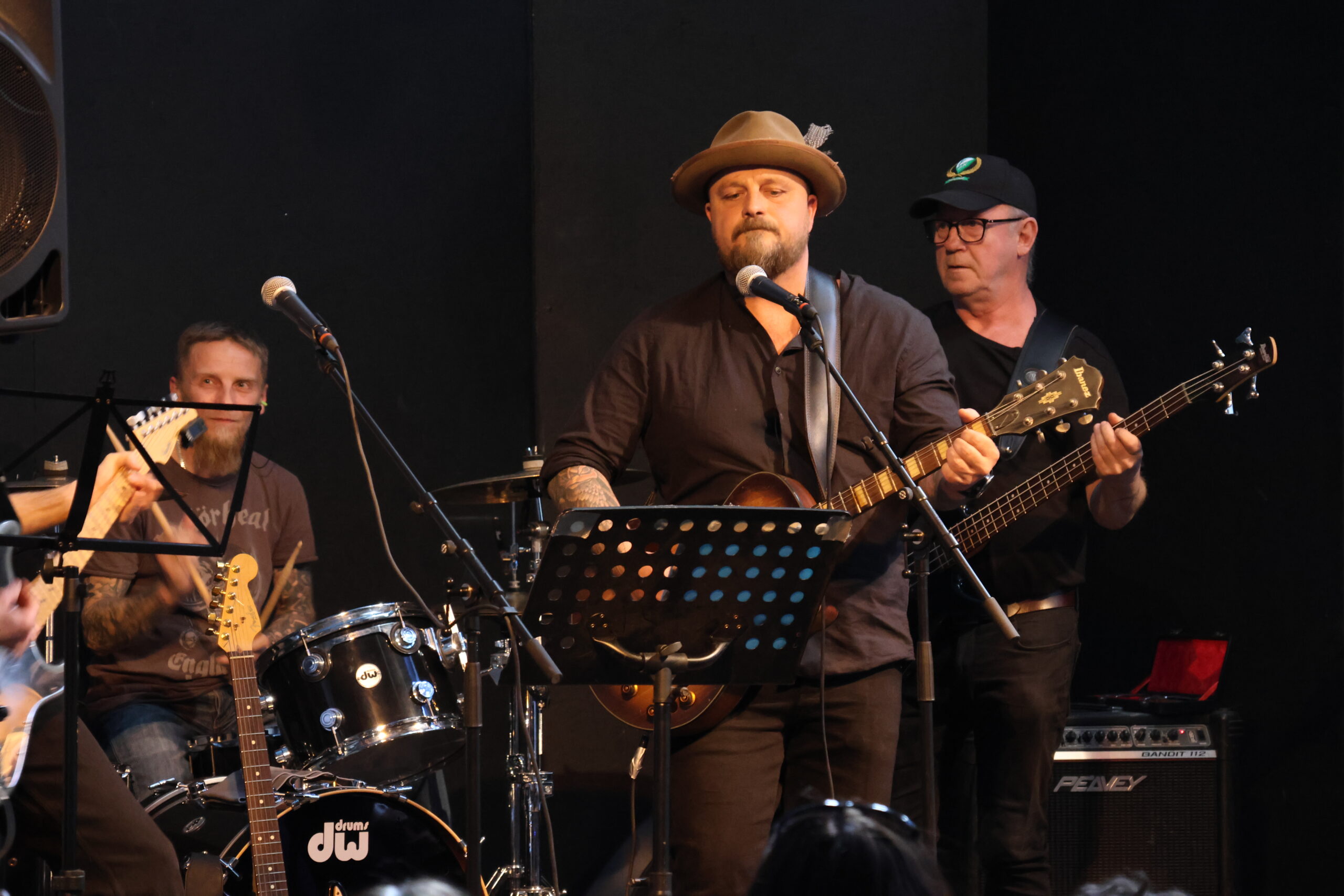 Ken Roger Lundhaug (f.v) på trommer, Sten Tuhus på gitar og Geir Vestli på bass.