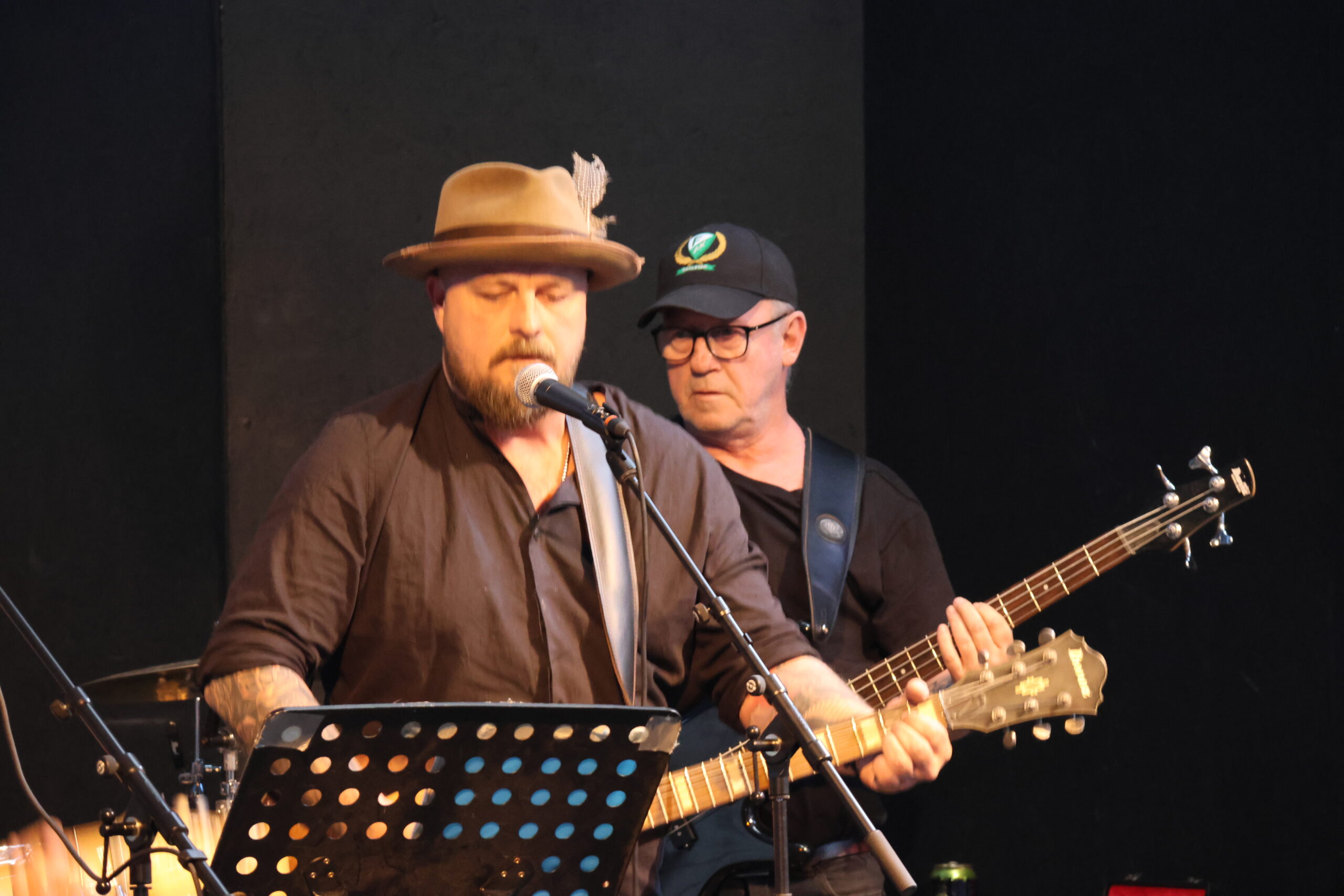 Sten uhus i front, Geir Vestli på bass bak.