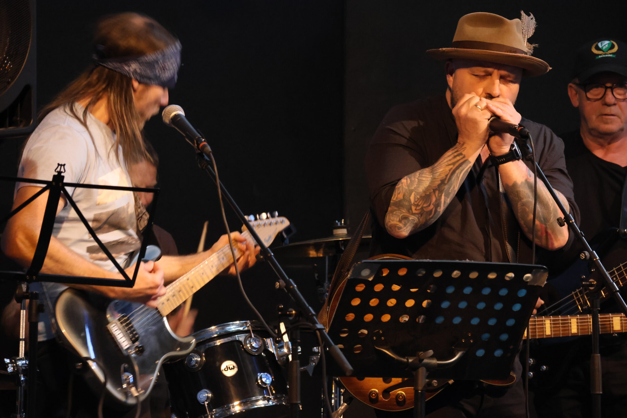 StenTuhus spilte både gitar og munnspill på glassverket.