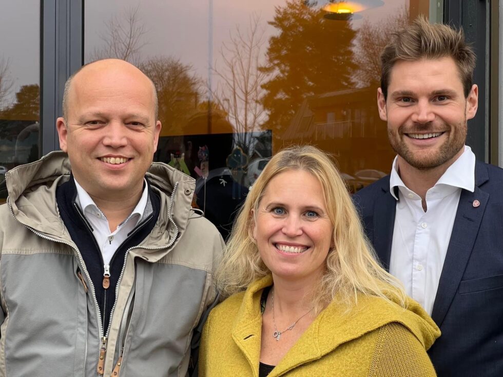 Finansminister Trygve Slagsvold Vedum besøkte Magnormoen med nyhet om ny skanner til tollerne. Kamilla Thue ordfører i Eidskog og stortingsrepresentant Nils Kristen Sandtrøen.