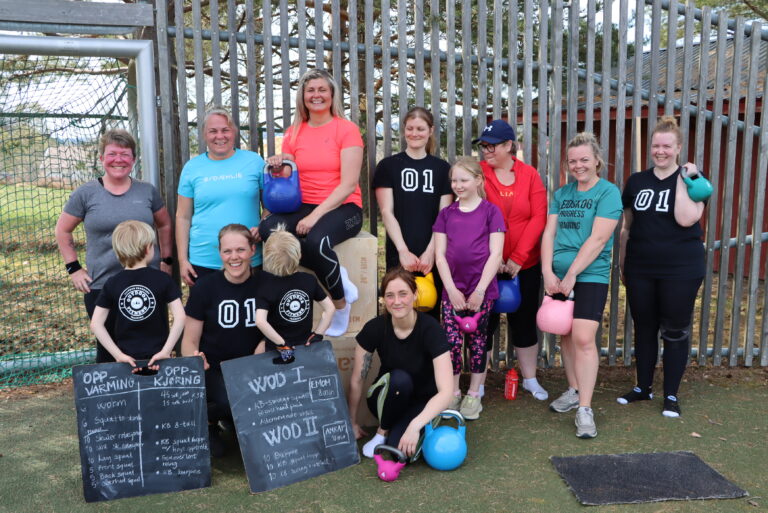 Eidskog Outdoor Fitness trives best ute. Øvre rekke: June Bjørndalen (t.v.), Siw Bråten, Inger Johanne Nordseth, Carolina Sylvén, Olivia Sylvén Svendby, Ida Kraft, Marion Taugbøl og Pernille Malm Jensen. Nedre rekke: Miliam Melbye (t.v.), Karoline Haugen, Iver Melbye og Emmy Wallberg.