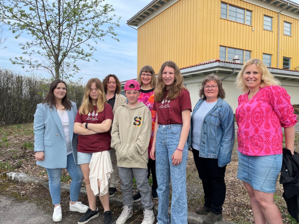 Silje Sveen Bonnerud (f.v.), Angelicka Vestgården, Anita Ihler, Hans Daniel Danielsen, Randi Heggland Strøm, Leonie Pernille Bergersen, Astrid Bergersen, og Kamilla Thue, kunne stolt meddele nyheten om at det snart startes et fritidstilbud for ungdom.