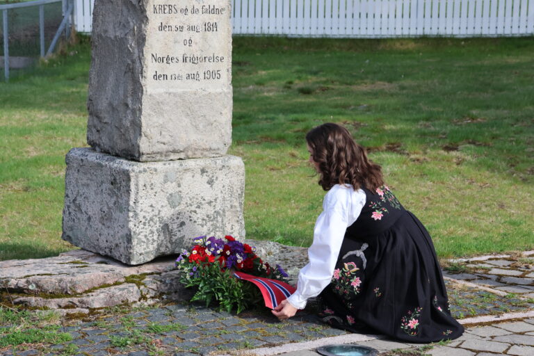 Tone Tørmoen i 17. mai komiteen på Skotterud la ned krans på Oberst Krebs bautaen på Skotterud.