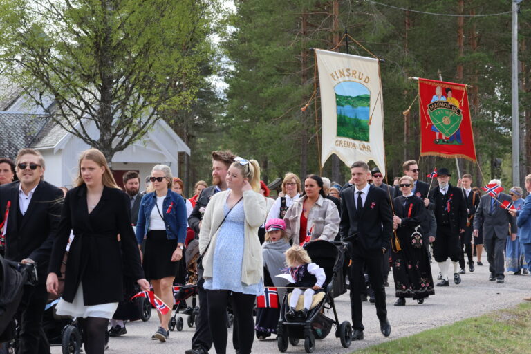Magnoringene har eget 17. mai som går fra Magnor Kirke og til Magnor skole.
