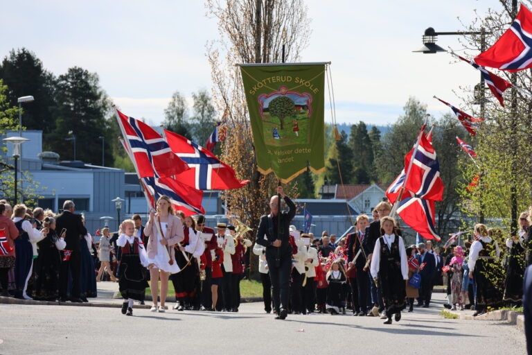 Både Eidskog Janitsjar, Vestmarka hornorkester, Eidskog skolekorps og Takt skal du ha sørget for god stemning i toget på Skotterud.
