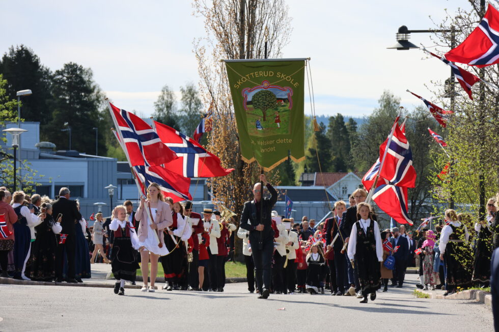 Både Eidskog Janitsjar, Vestmarka hornorkester, Eidskog skolekorps og Takt skal du ha sørget for god stemning i toget på Skotterud.
