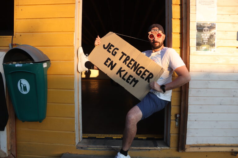 – Vi vet ikke hvor soloppgangen blir, men den blir et sted i løpet av natta, sier Anders, som er kameraten til forlovede Stian Snertingdal (på bildet), som for øvrig trengte, og sikkert trenger en klem.