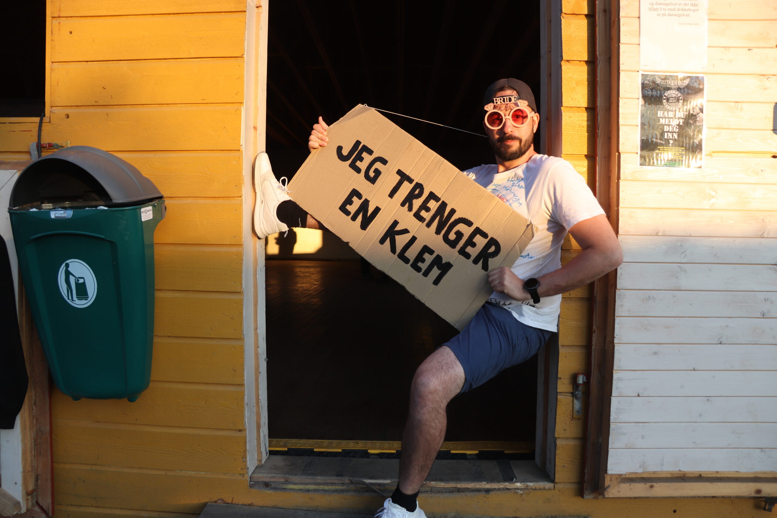 – Vi vet ikke hvor soloppgangen blir, men den blir et sted i løpet av natta, sier Anders, som er kameraten til forlovede Stian Snertingdal, som for øvrig trengte, og sikkert trenger en klem.