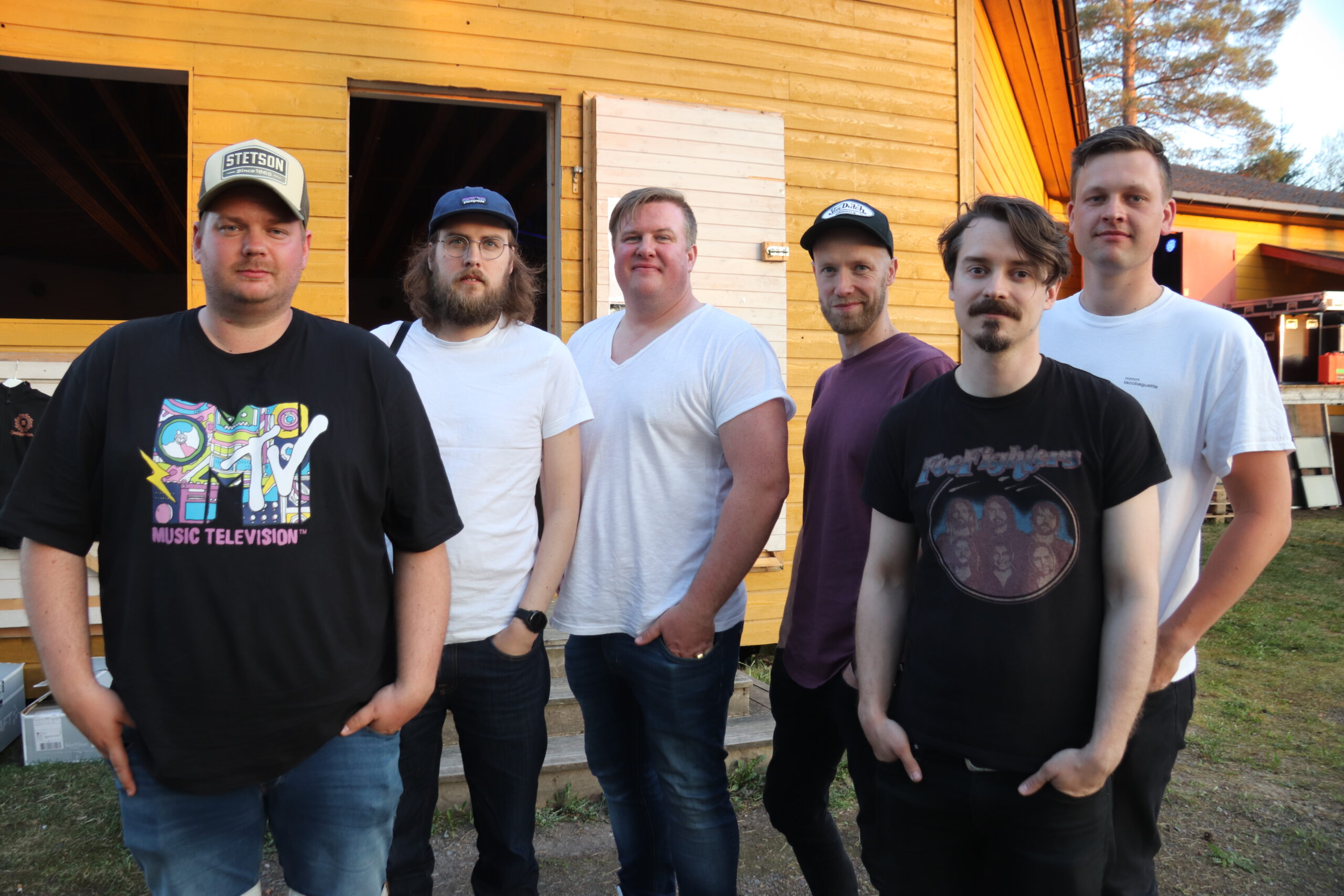 Henrik Berg Enger (f.v.), Krister Skadsdammen, Vidar Kolbu Sagen, Stian Hasslie, Sindre Kløften, og Oliver Bråten er bandet Spelloppmaker. Stian Hasslie var vikar for dagen, og kom rett til Skotterud fra Spania. Han gikk derfor under navnet El Stian. – Vi har kjent han i to timer, fleiper resten av bandet.