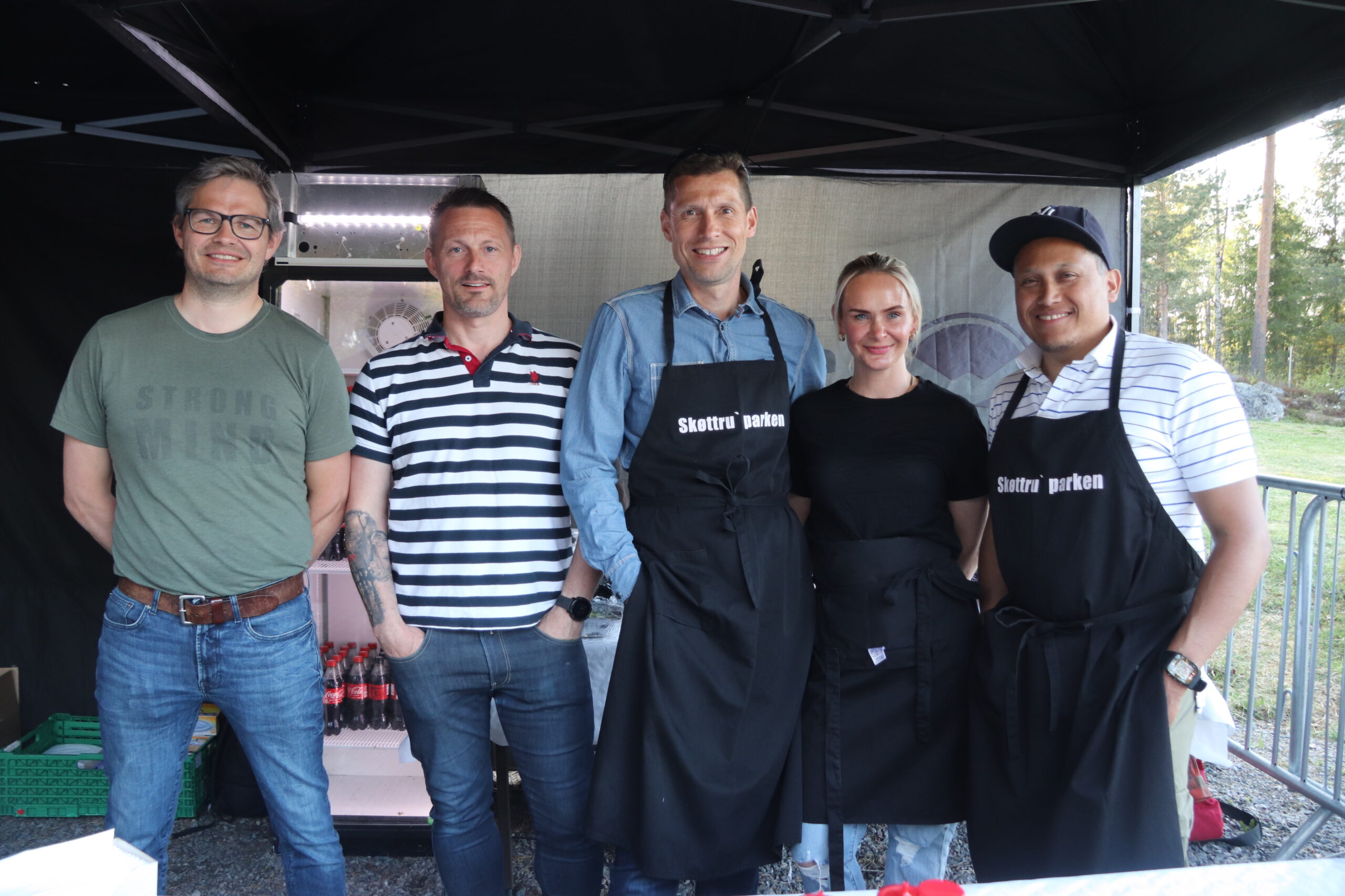 Tormod Johnsen (f.v.), Ronny Amundsen, Torgrim Finsrud, Ina Høgberg, og Johnny Melbye var noen av mange frivillige som stilte for kvelden. Hos dem kunne man kjøpe seg noe mat og drikke.